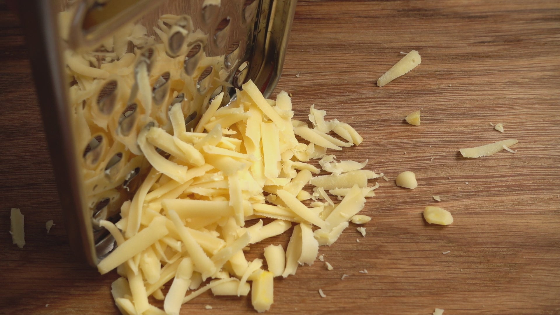 Veganer Käse aus Marillen-Kernen wird gerieben um zu schmelzen
